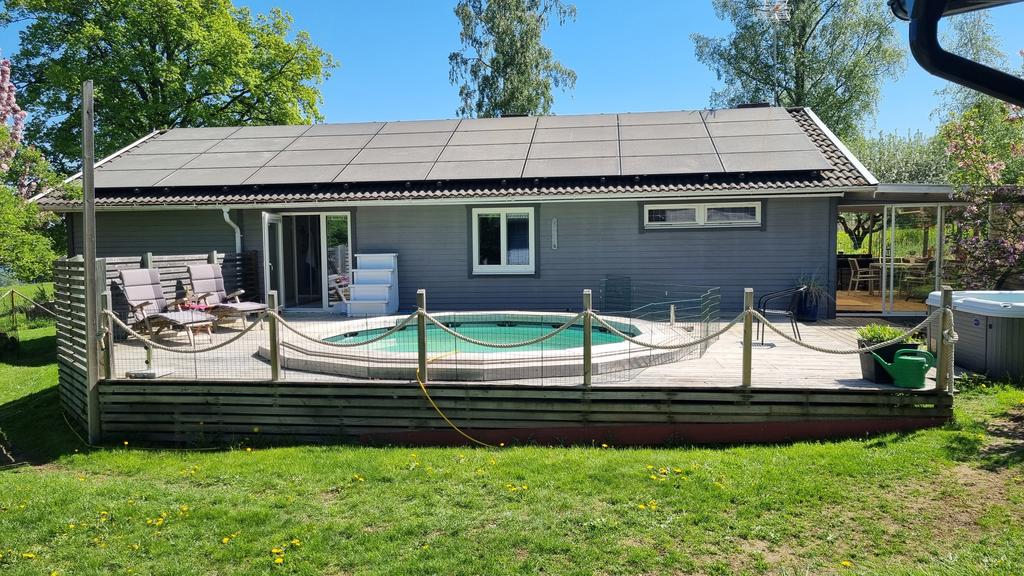 Baksida med nedsänkt pool, soldäck med utgång från sovrum och bubbelbad