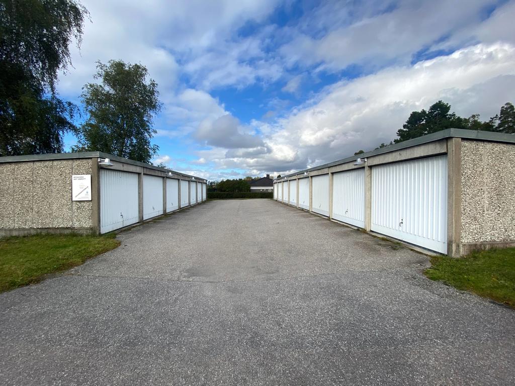 Utöver parkkeringsplats vid huset finns även garage i länga. 