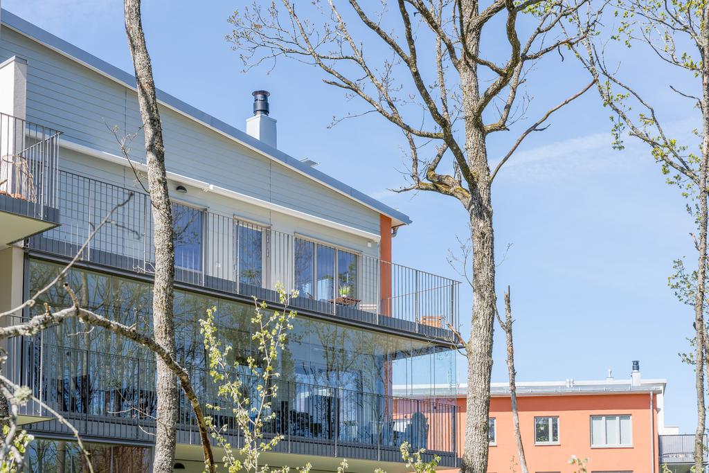 Underbart läge med stor balkong mot skogsparti