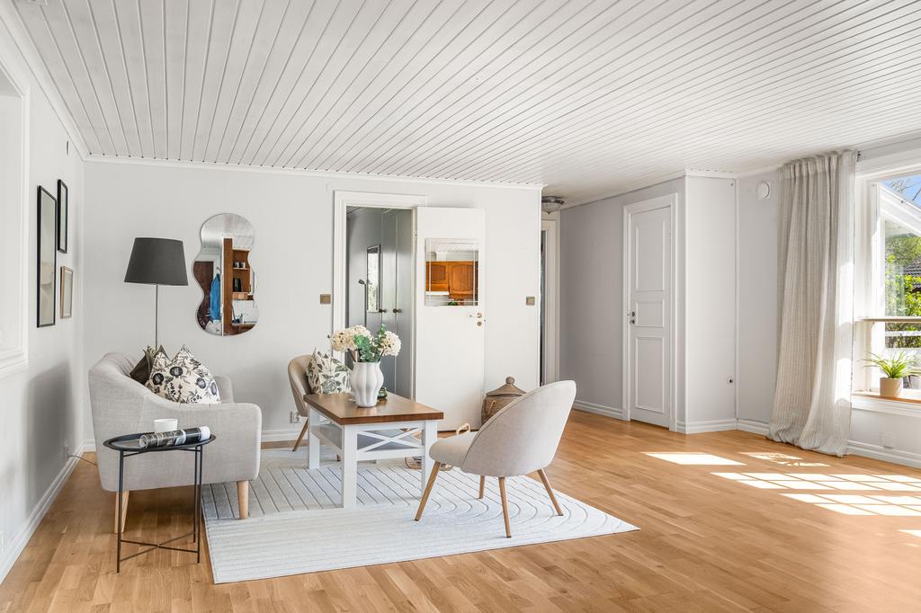 I vardagsrummet finns det gått om plats att skapa en sälskapsyta med soffgrupp och soffbord