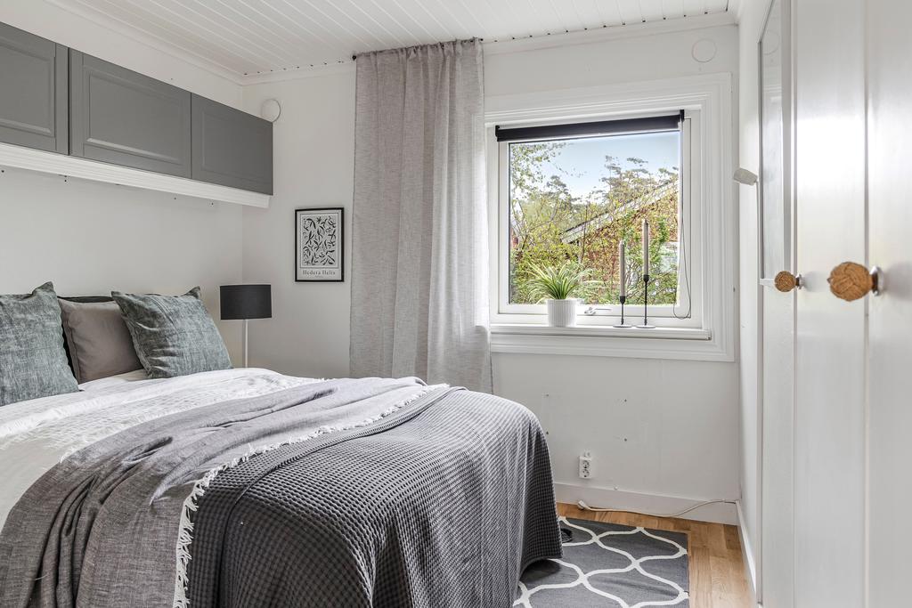Sovrummet erbjuder gott om plats för en dubbelsäng och har bra förvaringsutrymme 