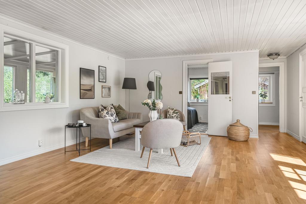 De båda sovrummen är belägna i anslutning till soffgruppen 