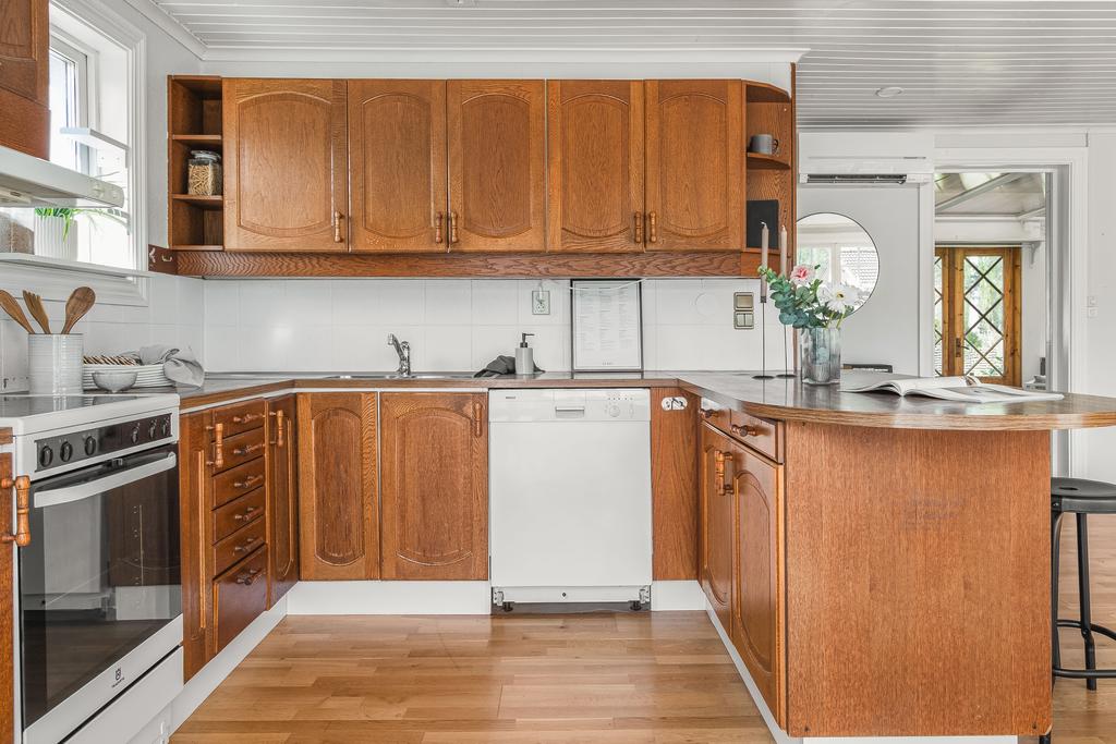 Köket är utrustat med vitvaror såsom spis, kyl/frys och diskmaskin