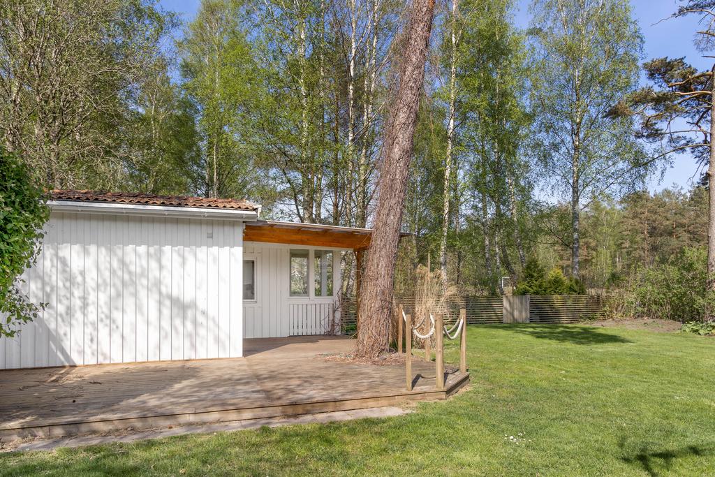 Extra uteplats runt byggnaderna 