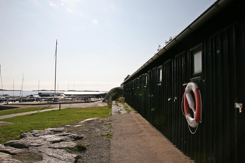 I Malevik finns både sjöbodar, fina bad och småbåtshamn