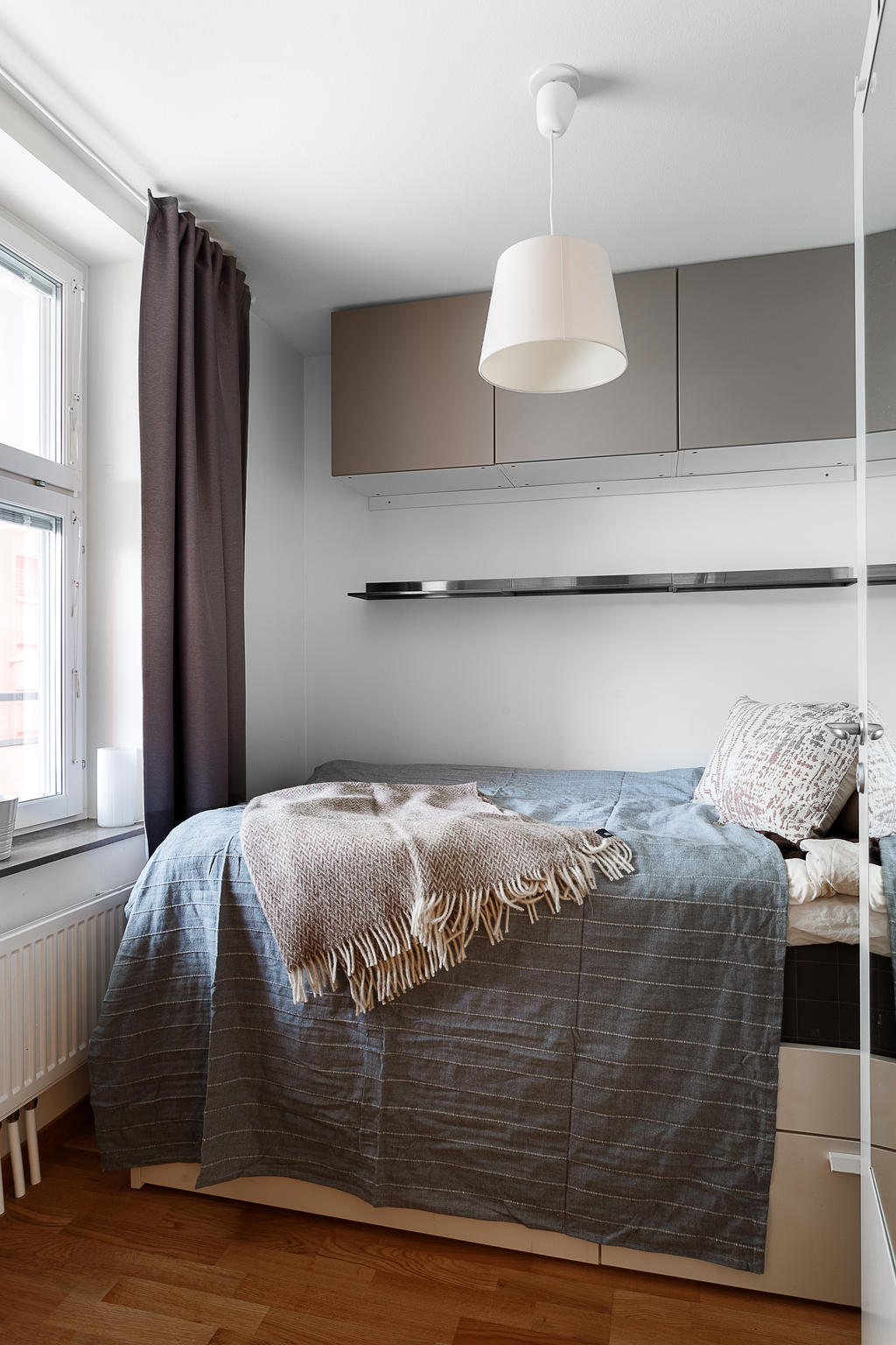 Bostadens sovrum med plats för säng och förvaring.