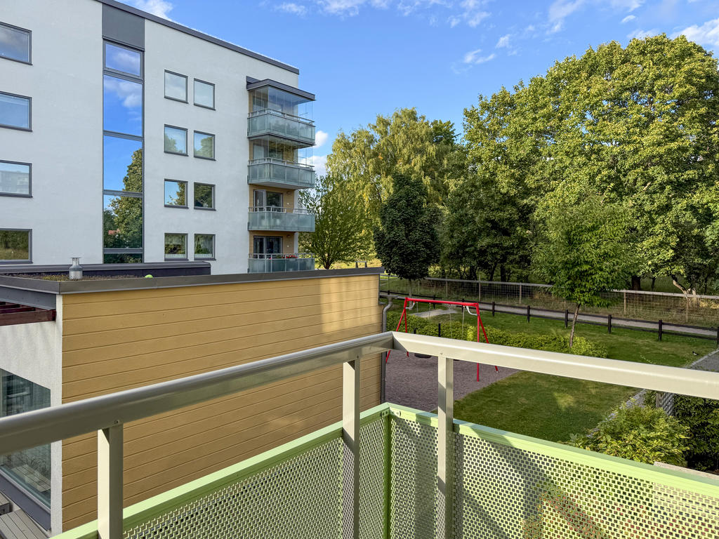 Utsikt från bostadens möblerbara balkong!