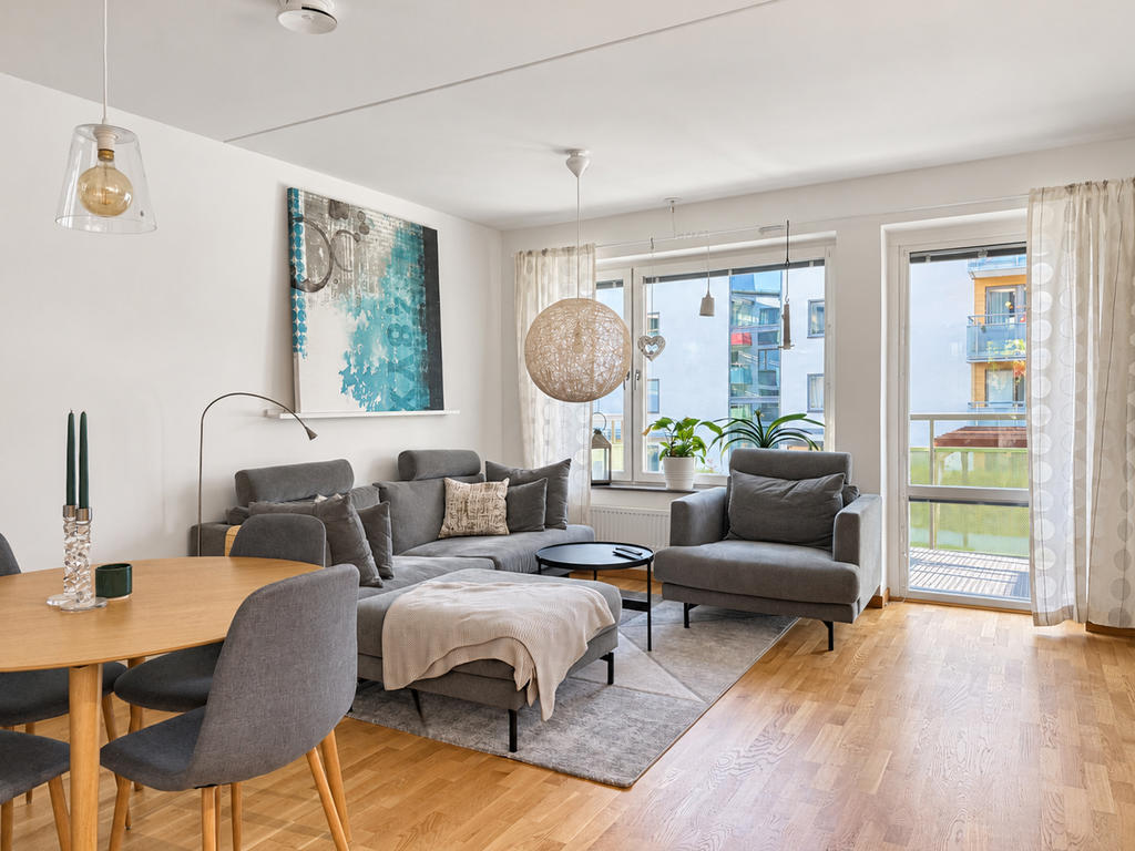 Vardagsrumsdel med utgång till bostadens balkong.