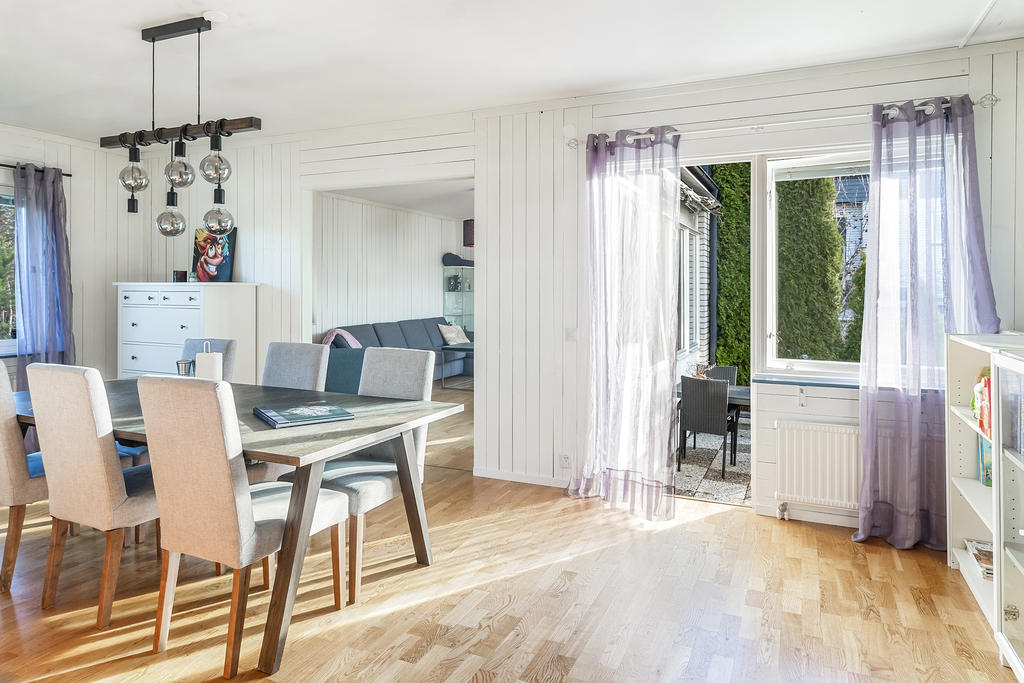 Matplats i anslutning till uteplats och vardagsrum