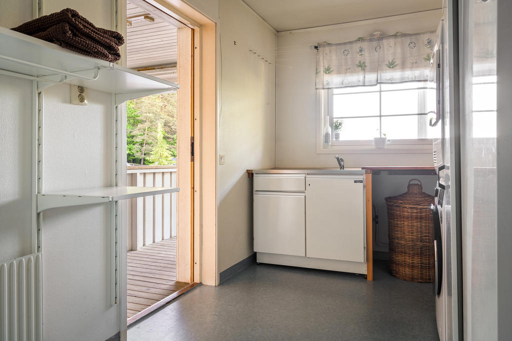 Tvättstuga med groventré från carporten 