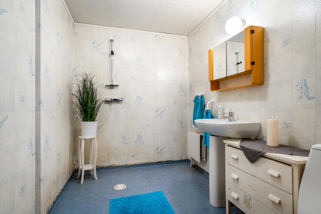 Badrum med dusch nedre plan