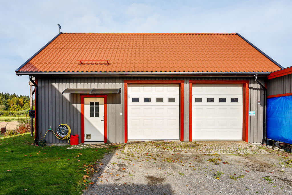 Isolerat dubbelgarage med övervåning, förberedd för uthyrning. Intill finns även en dubbel carport.