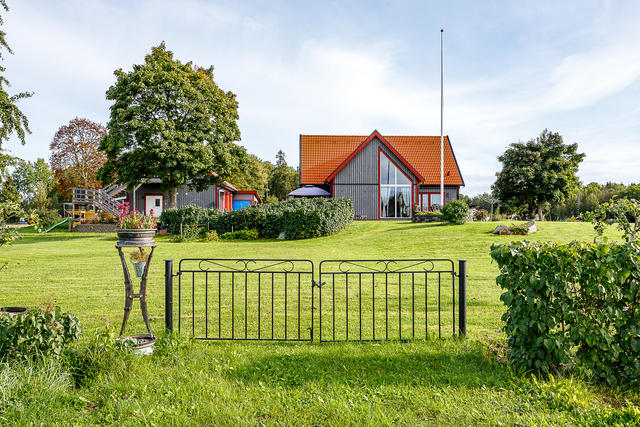 Varmt välkomna till Hässle 34 och denna fina fastighet i rofylld omgivning!