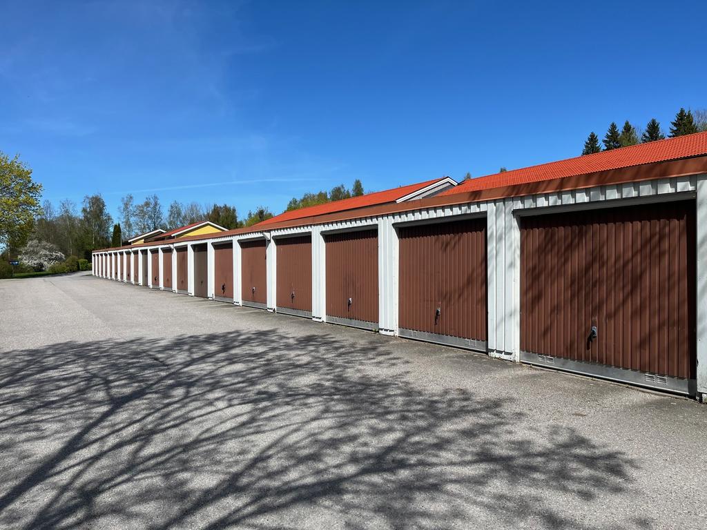 En garageplats i garagelänga ingår