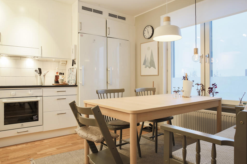 Plats för matbord vid fönstret 