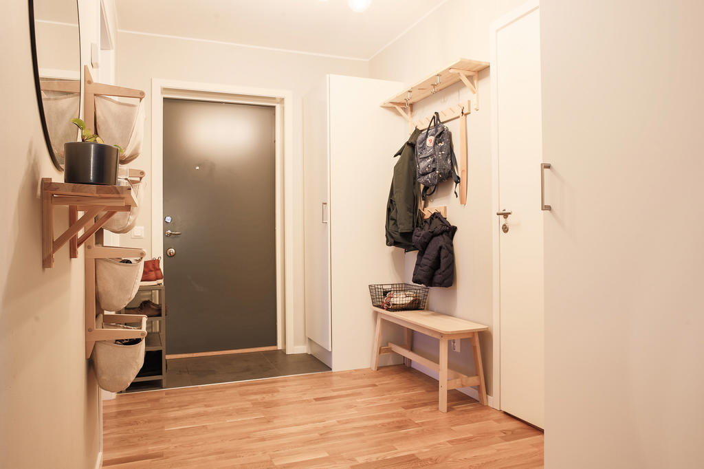 Ingång till en trivsam hall med klinker närmast entrén