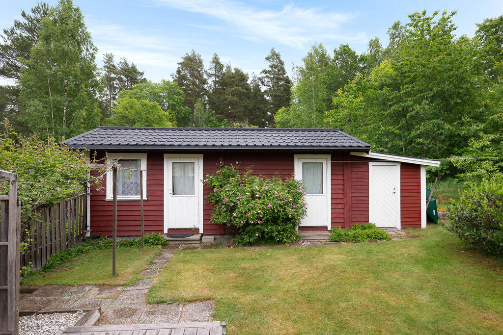 Gästhus, snickarbod och förråd