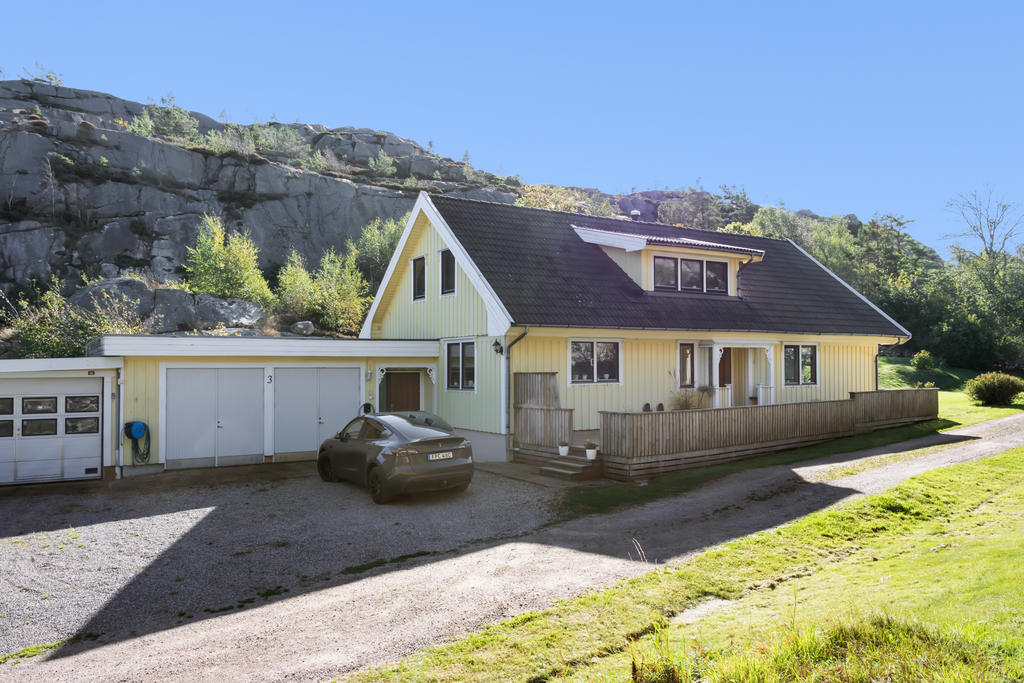 Stor uppfart med gott om garageutrymme
