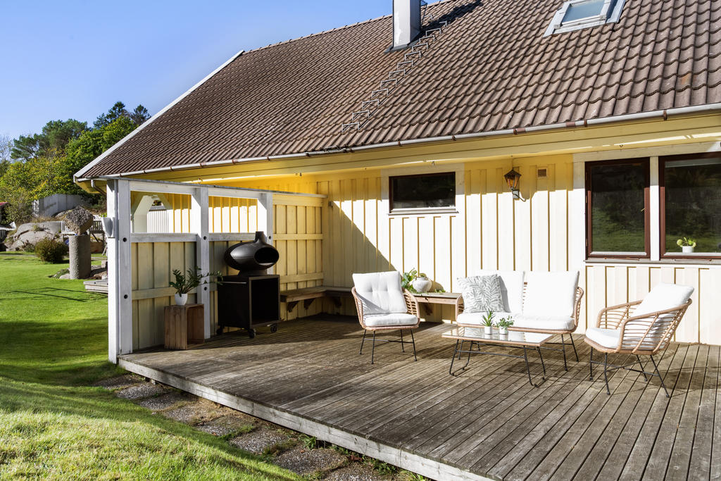 En till härlig altan i skyddat läge