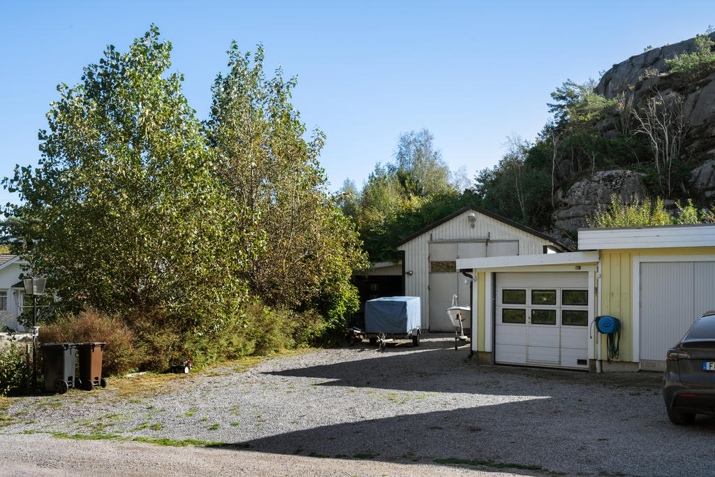 Enklare båthall finns tillhands på tomten