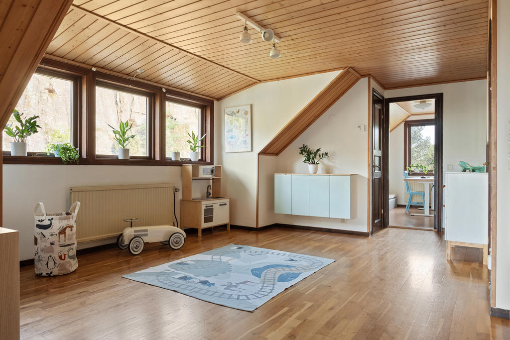 Två mindre sovrum finns på nordost-sidan