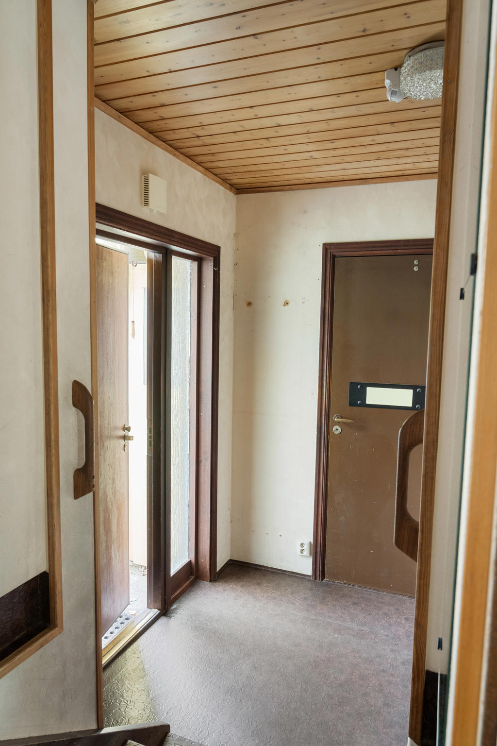 Groventré och vidare mot garage och duschrum