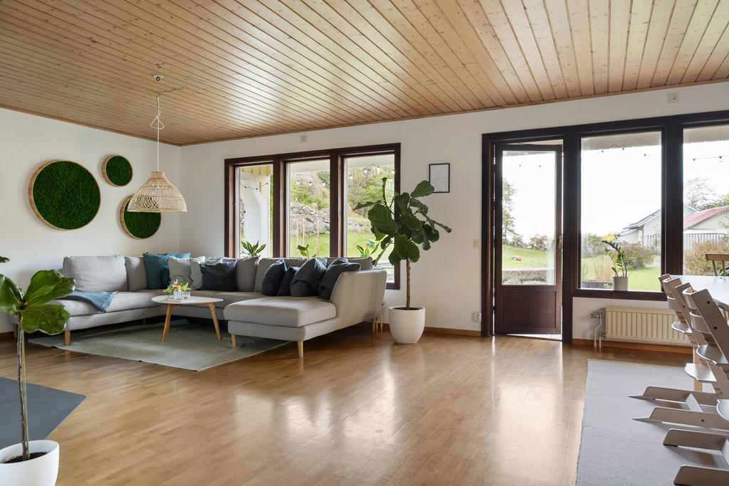 Stort allrum med utgång till altan