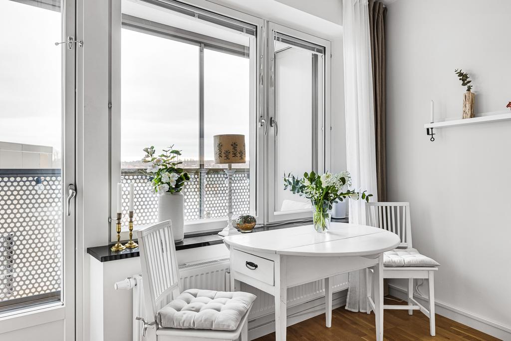 Matplats intill fönstret