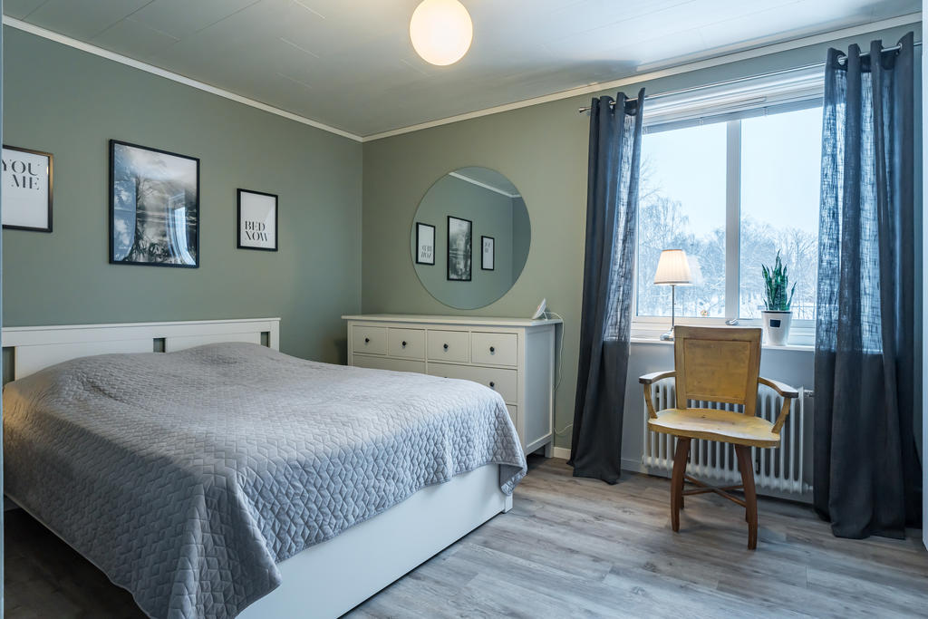 Sovrum med plats för dubbelsäng. 