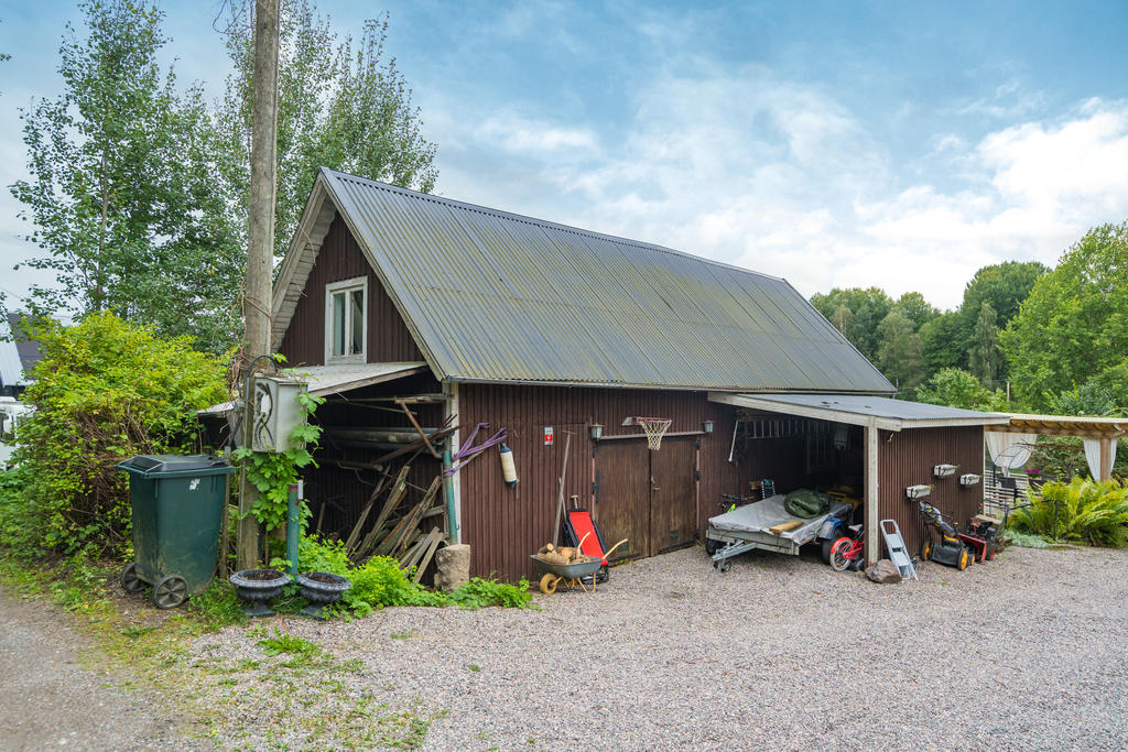 Verkstad med oinrett loft ovan