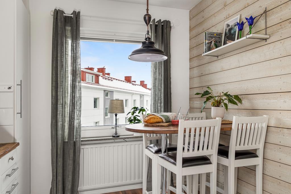 Det praktiska barbordet ingår i köpet.