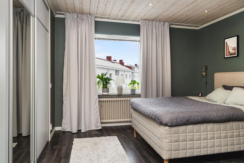 Förvaringsmöjligheter finns i garderober längst rummets ena sida. Rummet har en mysig och avkopplande känsla. 