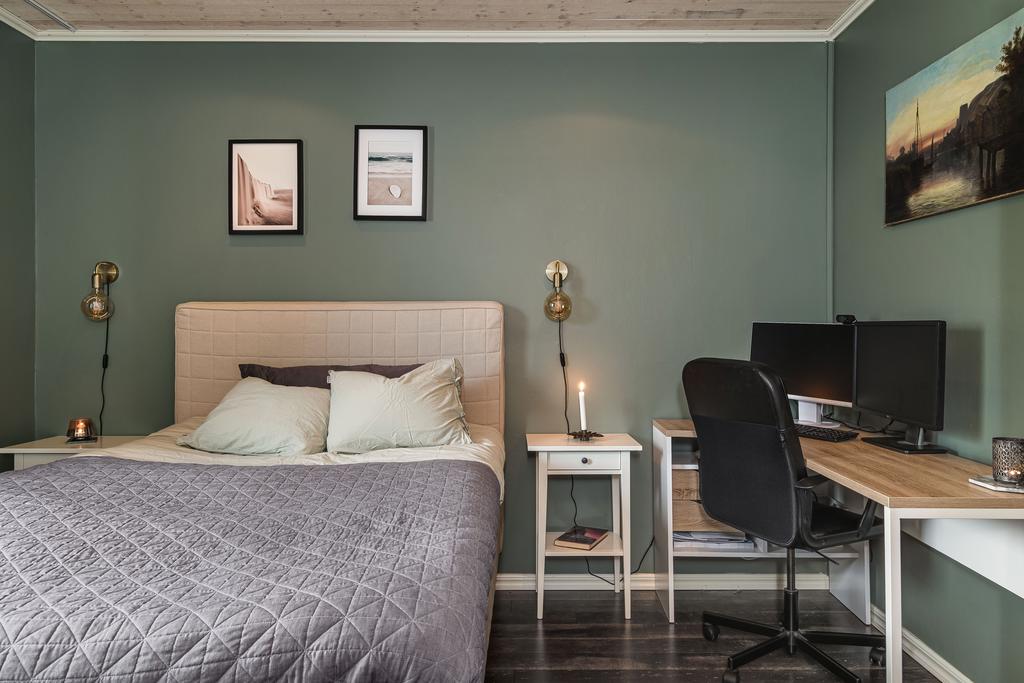 Ett stort och luftigt sovrum där det även finns plats för en kontorsdel.