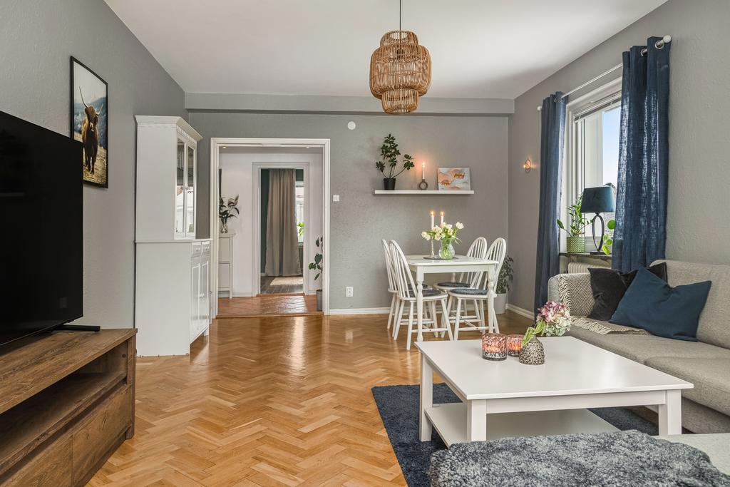 Ett generöst vardagsrum som tack vare gavelläget i huset får härligt ljusinsläpp från två väderstreck.