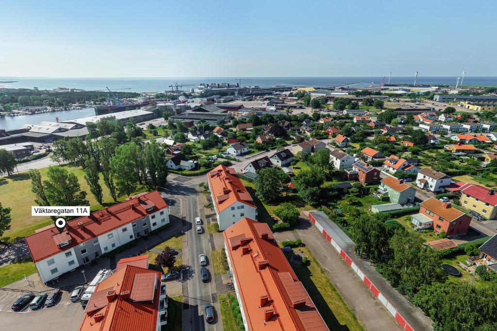 Till centrum är det gångavstånd och för er som pendlar finns goda kommunikationsmöjligheter på nära avstånd. Med bara några minuters promenad bort finns det fina promenadmöjligheter både runt Ätran i stan, ner mot havet vid Skrea Strand eller ut till Lövstavikens småbåtshamn och Stafsinge Strand.