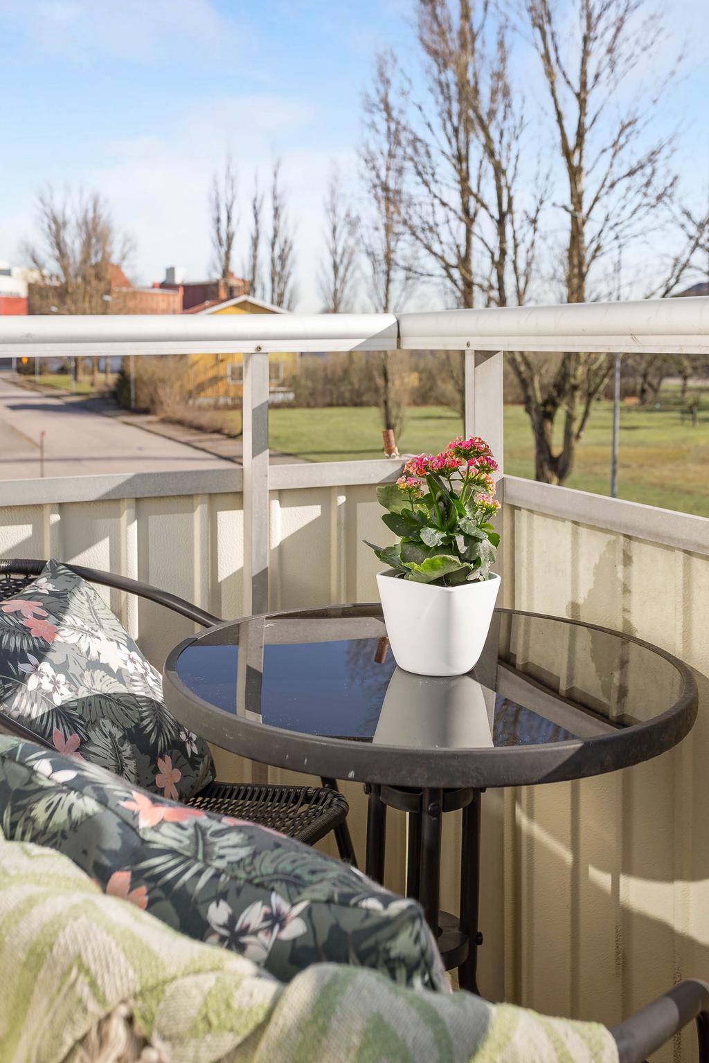 Den mysiga balkongen nås från vardagsrummet 