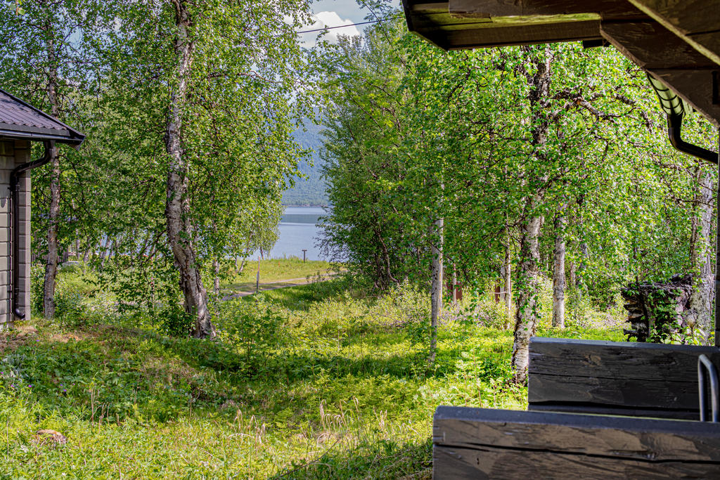 Vy mot sjö från veranda