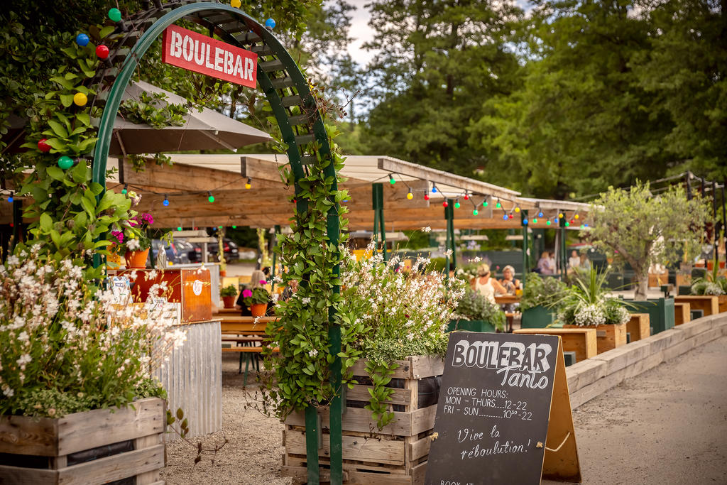 Längs med strandpromenaden finner man flertalet foodtrucks men även populära Boulebar belägen invid Tantolunden.