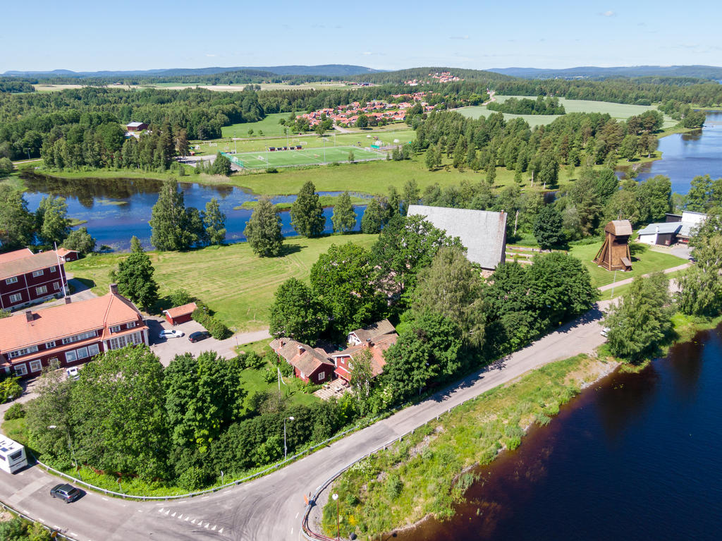 Kyrkan och samlingslokalen