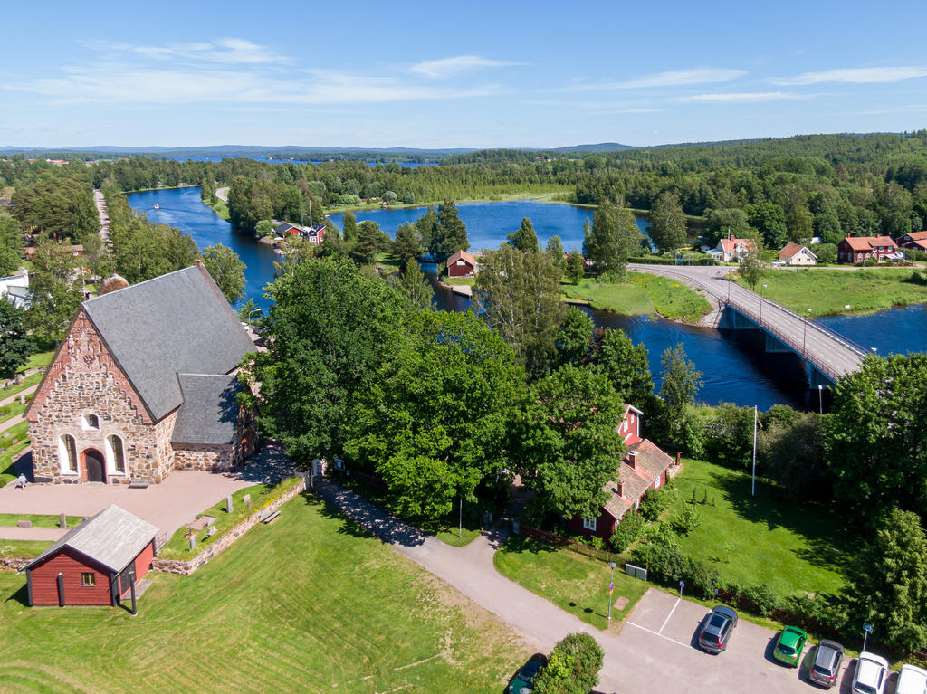 Granne med Torsångs kyrka, Dalarnas äldsta kyrka som har i stort sett fått bibehålla sitt ursprungliga utseende.