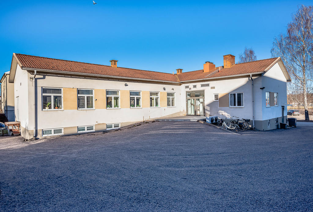 Entré från innergård i markplan - handikappvänligt samt med gjuten platta och breda dörrar för bra mottagning av lastade varor