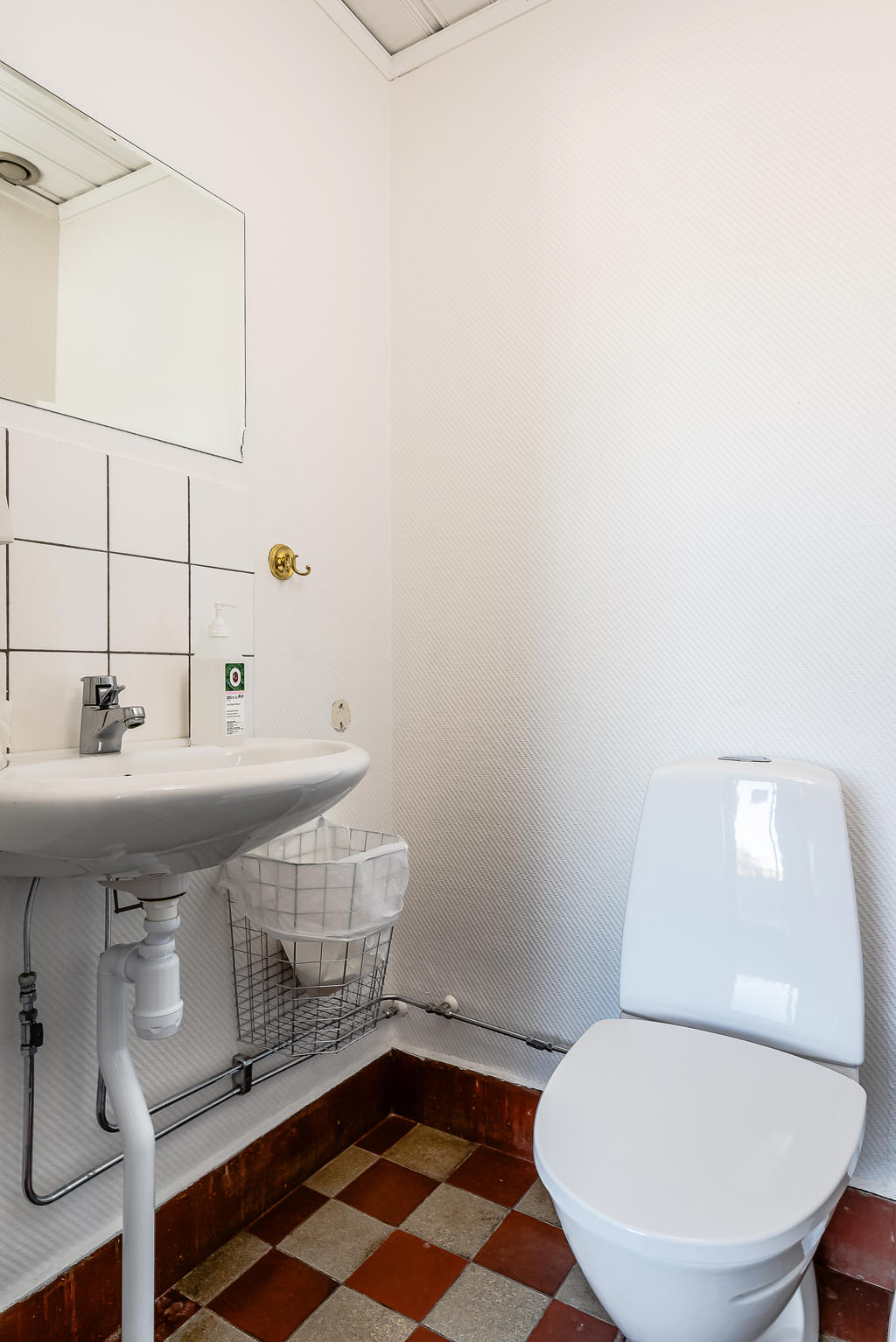 Toalett för kunder, precis vid entrén