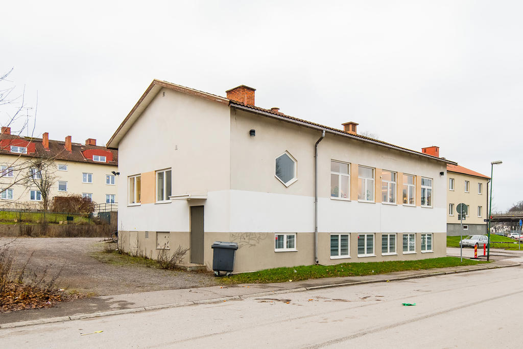 Infart till husets baksida med parkeringar