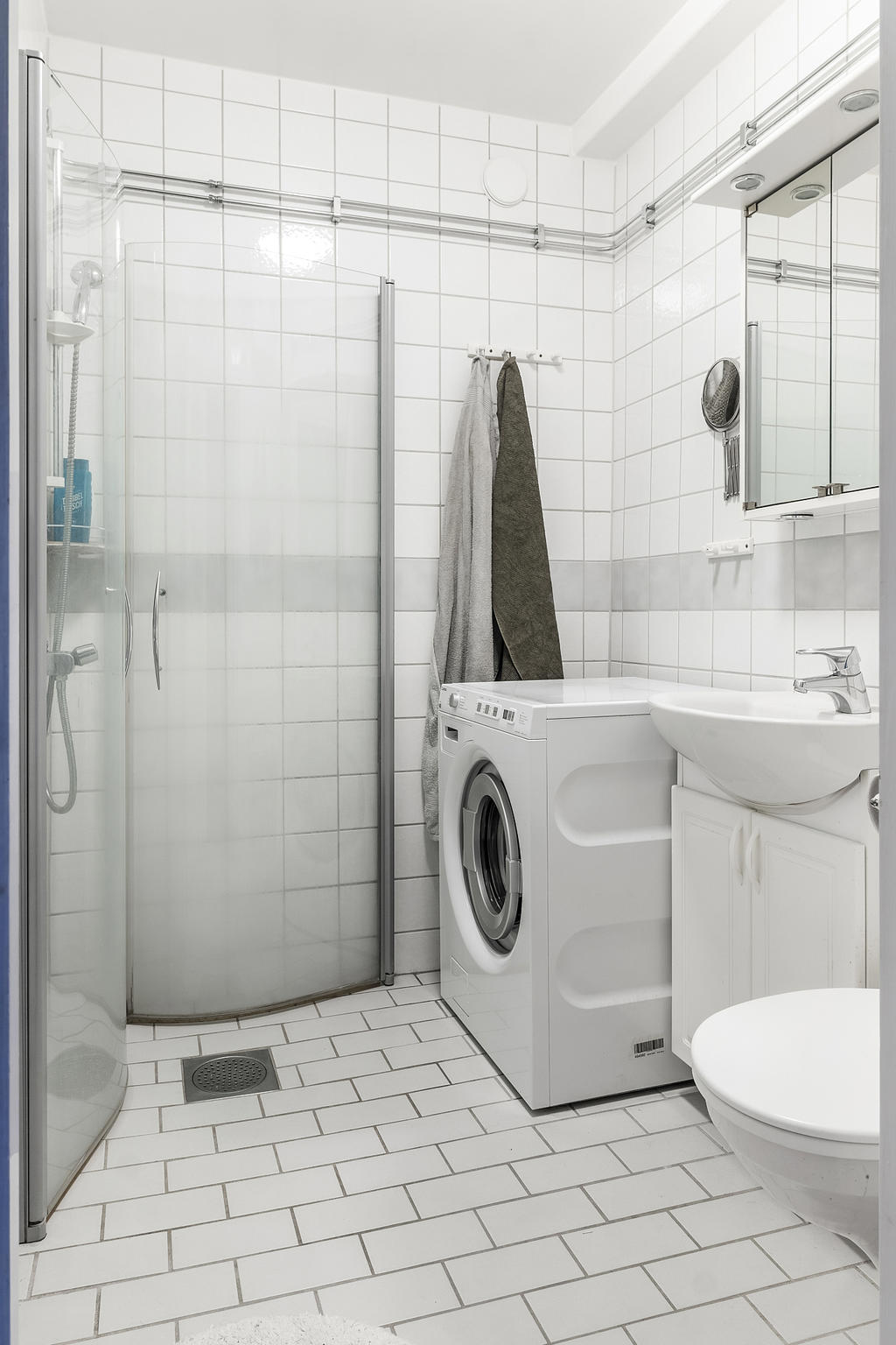 Badrum med tvättmaskin