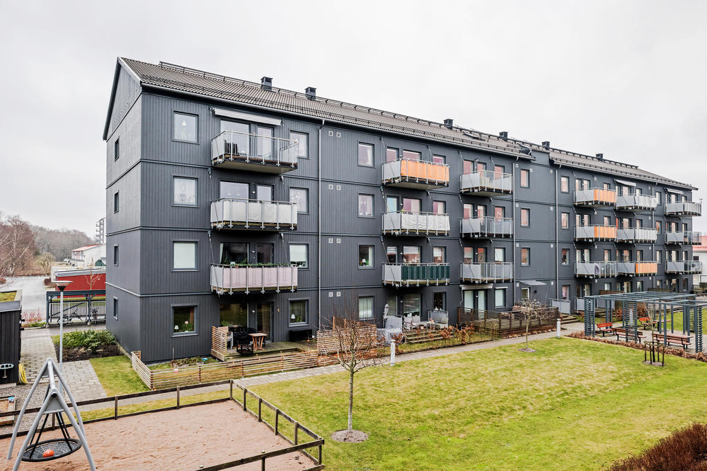 Huset har fin gård på baksidan