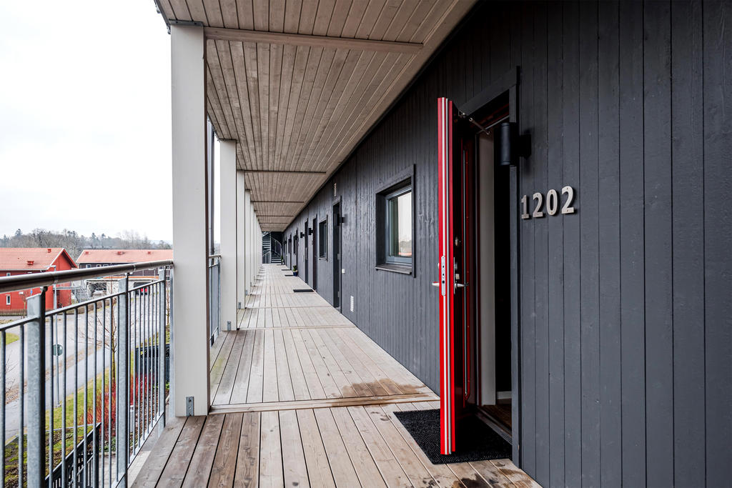Loftgång med plats att sitta på i morgonsolen