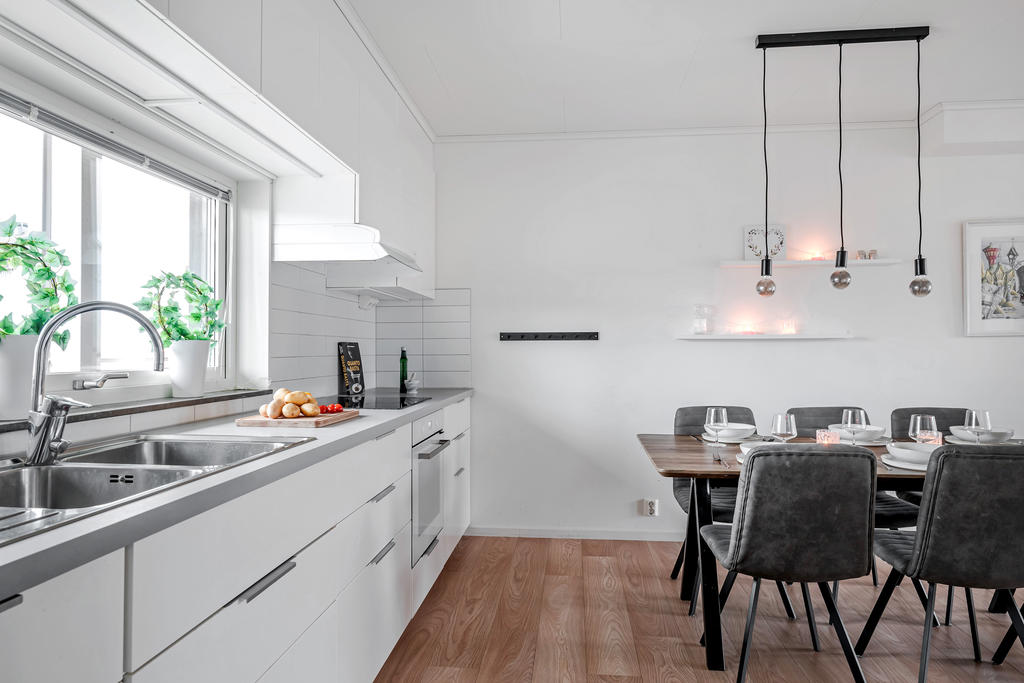 Fräscha köket med matplatsen