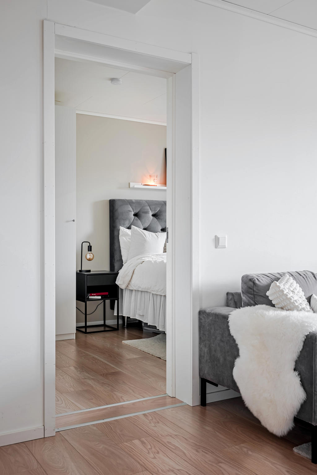 Från vardagsrummet in till sovrum 1