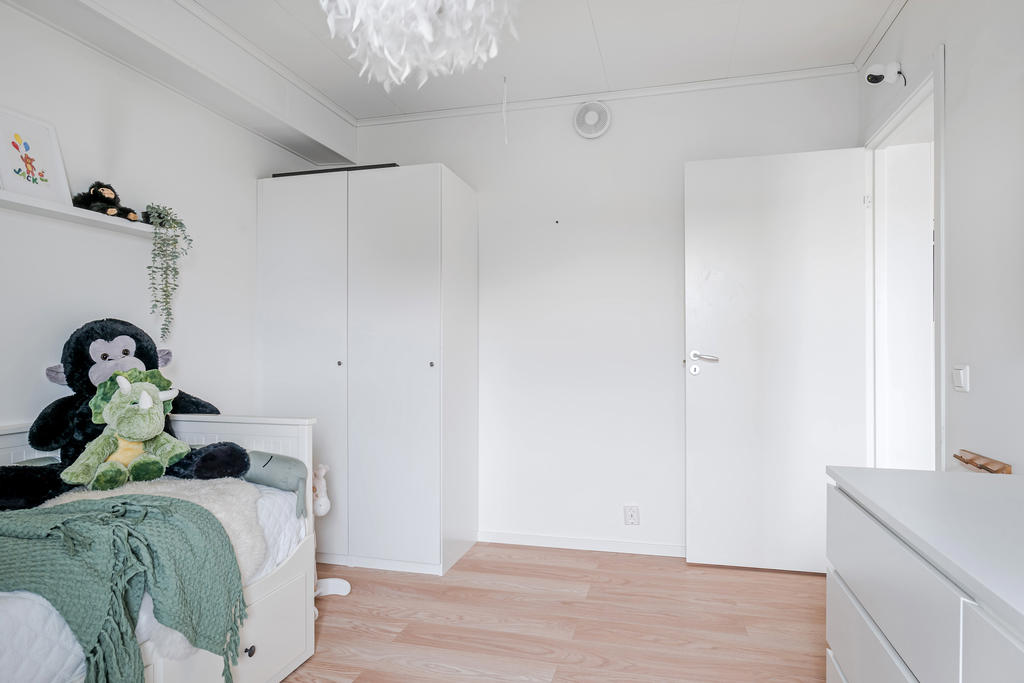 Sovrum 2 har två garderober