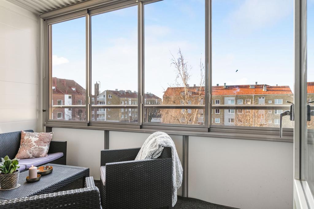 Balkongen är inglasad och ligger i syd-/västläge vilket gör att många fina kvällar kan tillbringas här. 